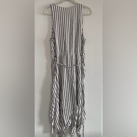 3/$15.  Ava & Viv Black and White Striped v neck sleeveless M Dress Sz 1X - Picture 6 of 6